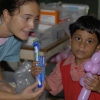 Elisabetta distribuisce spazzolino, dentifricio e un gioco